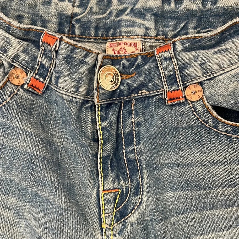 TRUE Religion Joey Super T”Light Wash Blue  32X32 JEANS  w Orange Accent Details